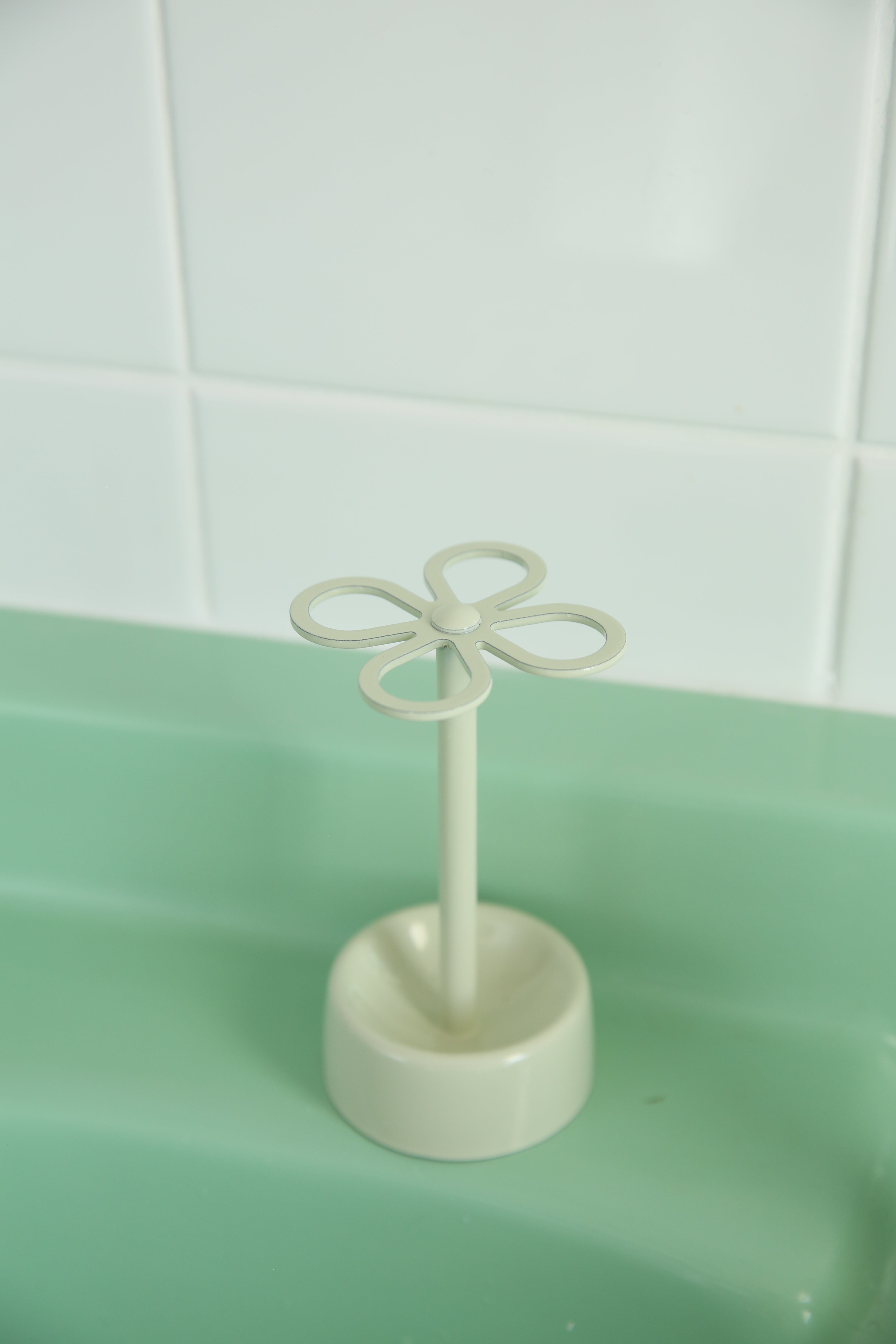Four Leaf Clover Stainless Steel Toothbrush Holder (White)